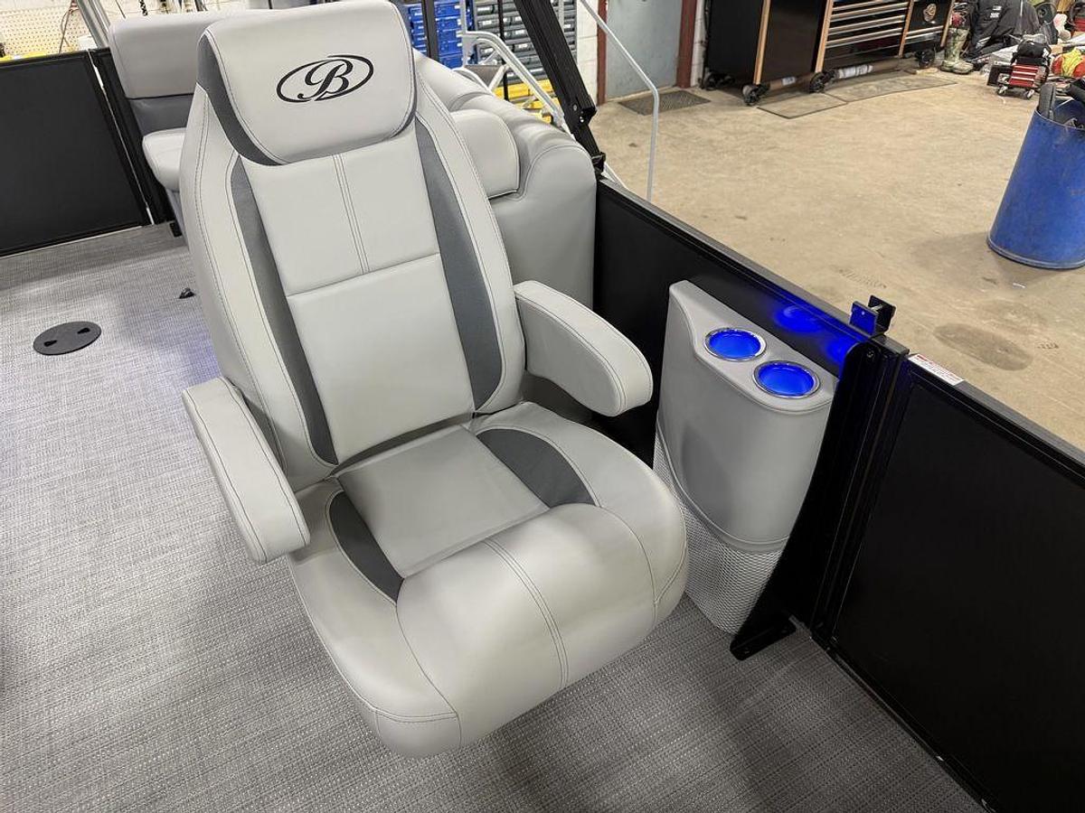 2025 Bentley Pontoons Legacy 220 Navigator Quad Lounge & Honda 4-Stroke EFI
