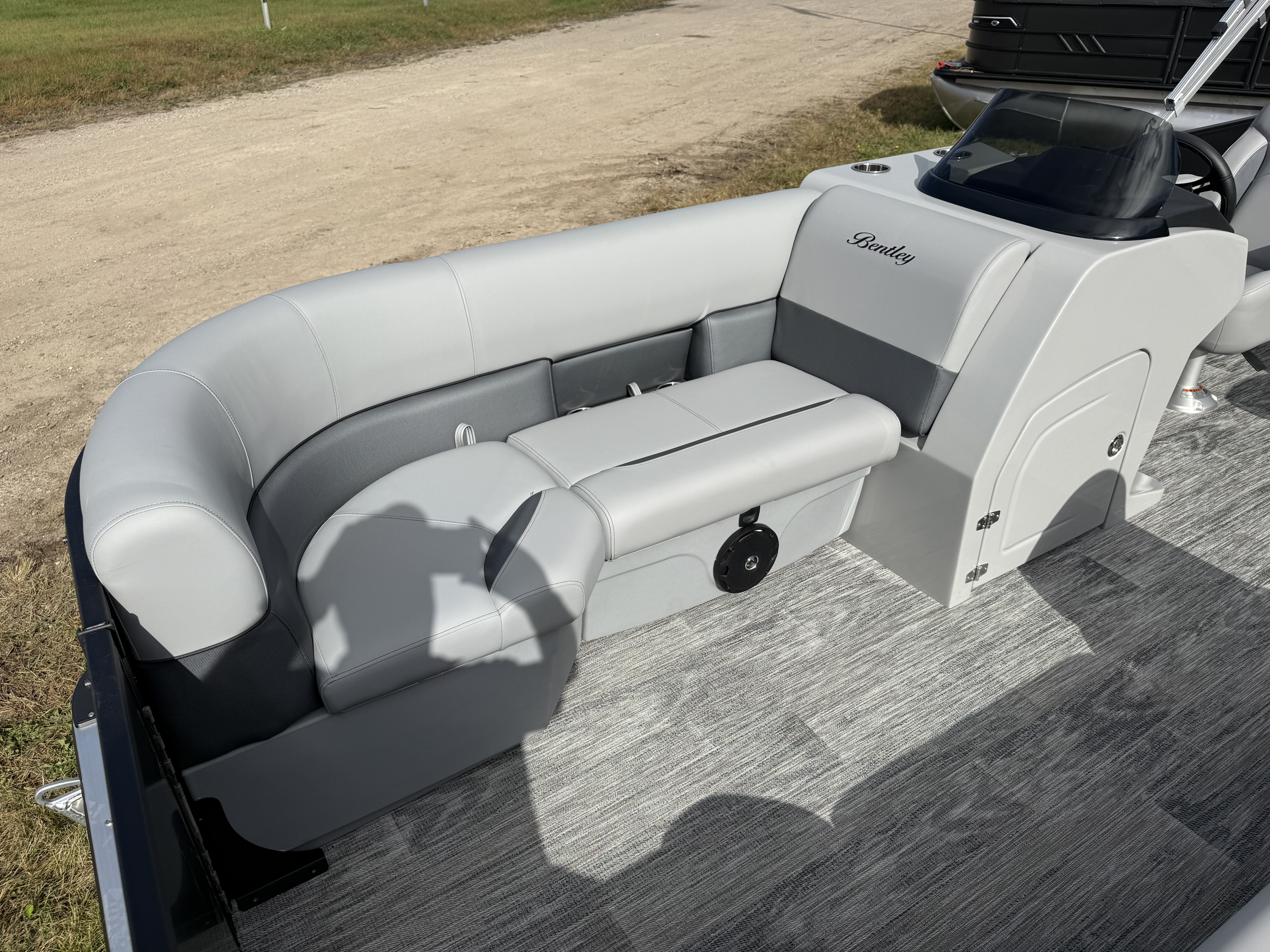2026 Bentley Pontoons Legacy 220 Swingback 