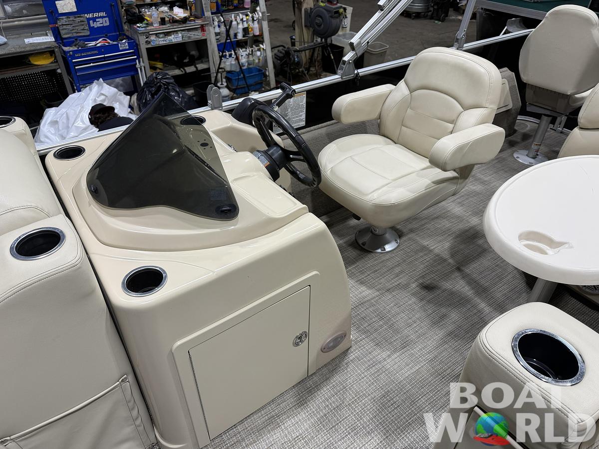 Used 2017 Sylvan 820 Fish & Cruise Pontoon