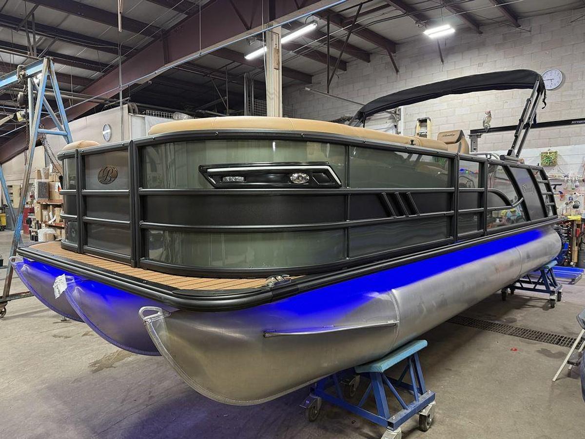 2025 Bentley Pontoons Elite 223 Swingback Tritoon & Honda 4-Stroke EFI
