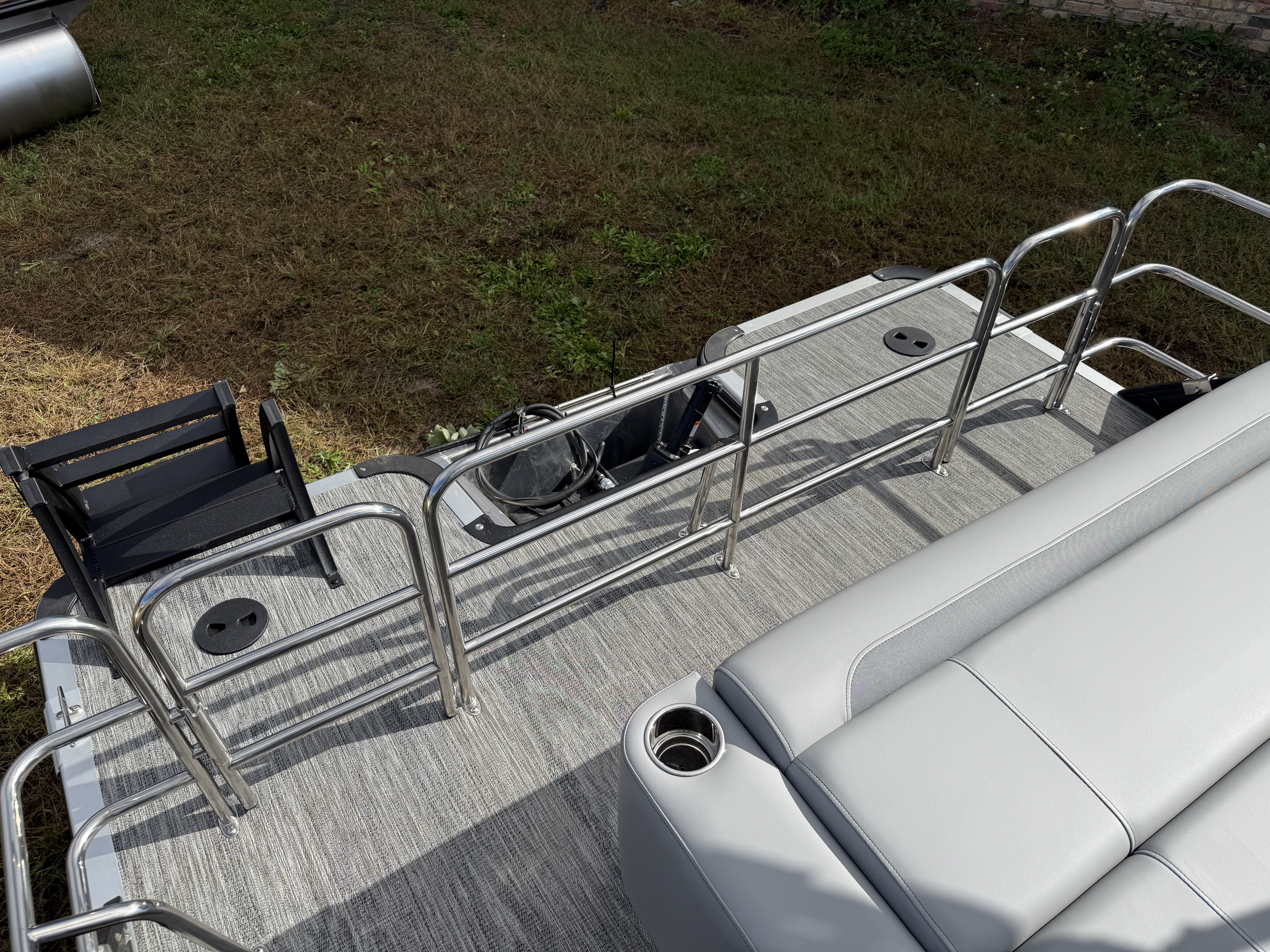 2026 Bentley Pontoons Legacy 220 Swingback 