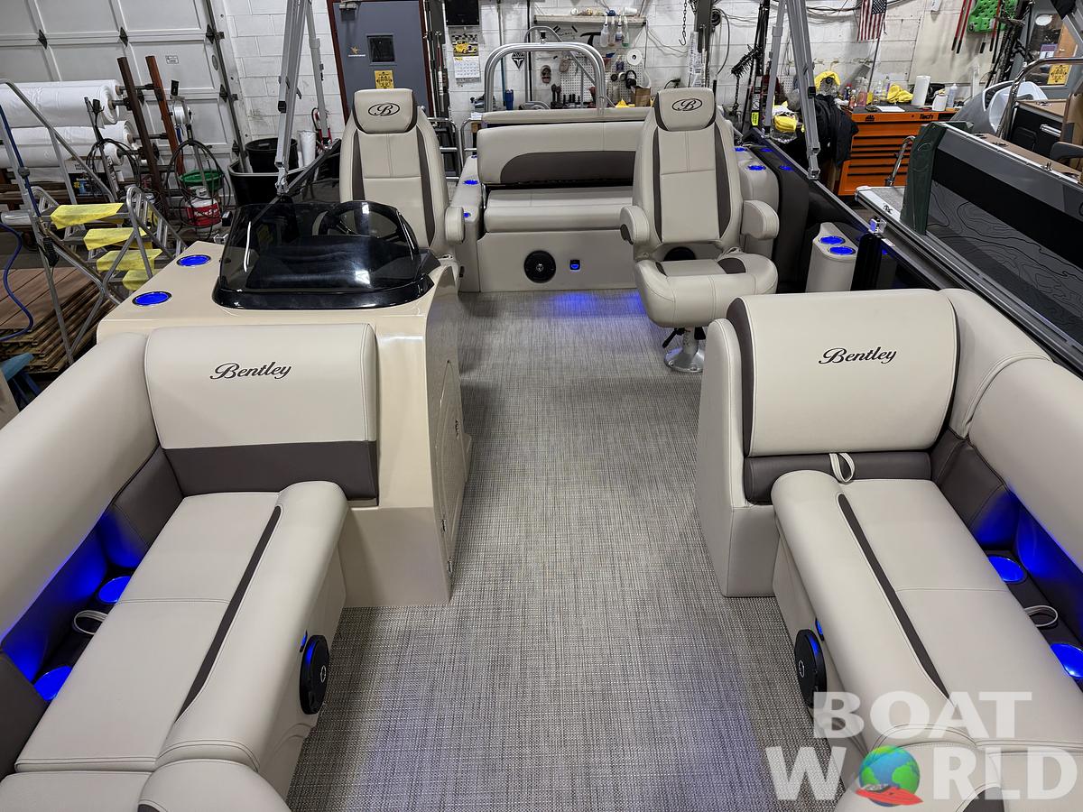 2025 Bentley Pontoons Legacy 223 Swingback Tritoon & Honda 4-Stroke EFI