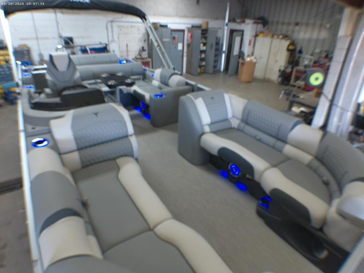 2025 Tahoe Pontoons Cascade 2385 Swingback Tritoon & 225HP 4-Stroke EFI