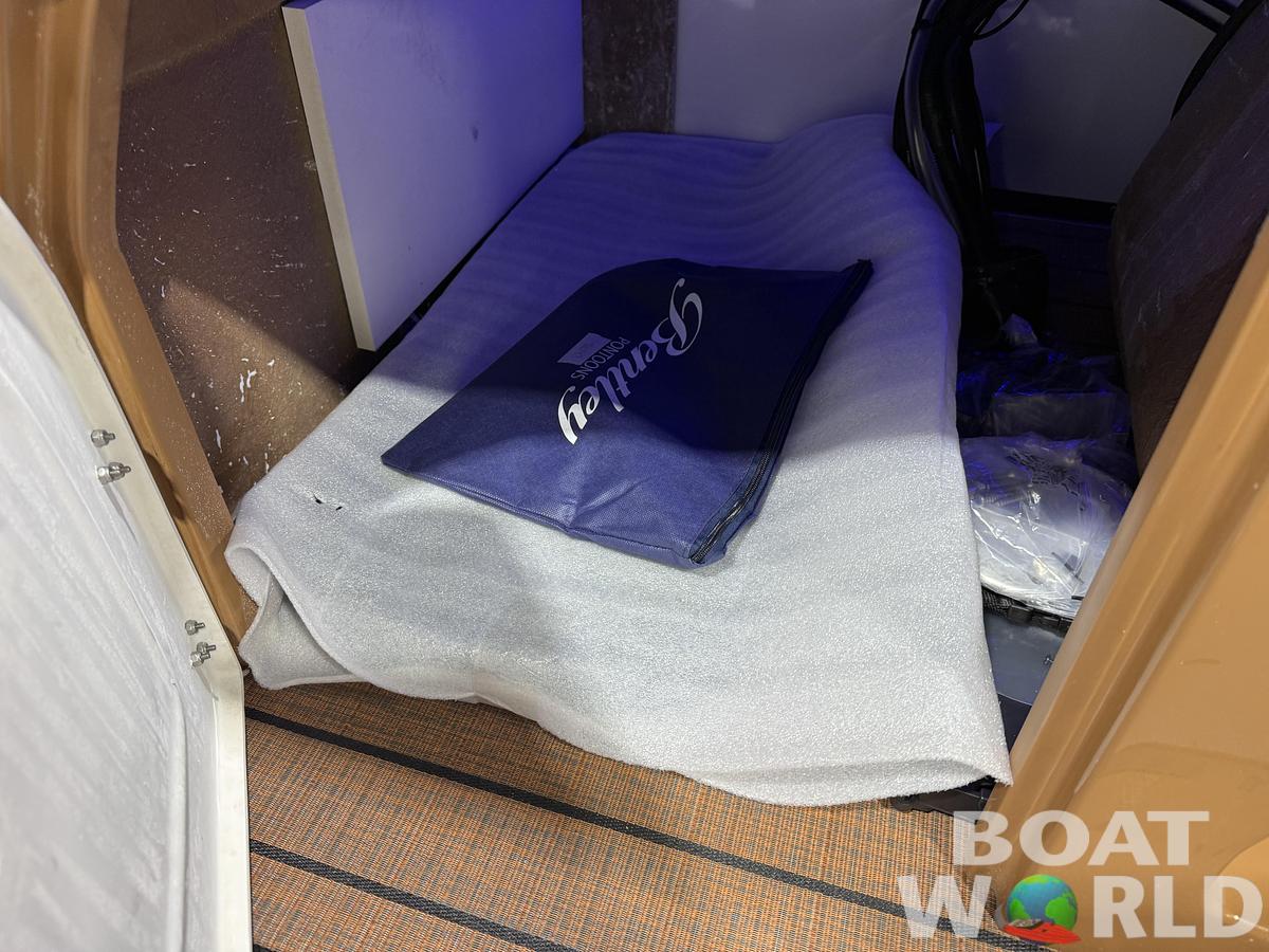 2026 Bentley Pontoons Legacy 223 Swingback Tritoon 