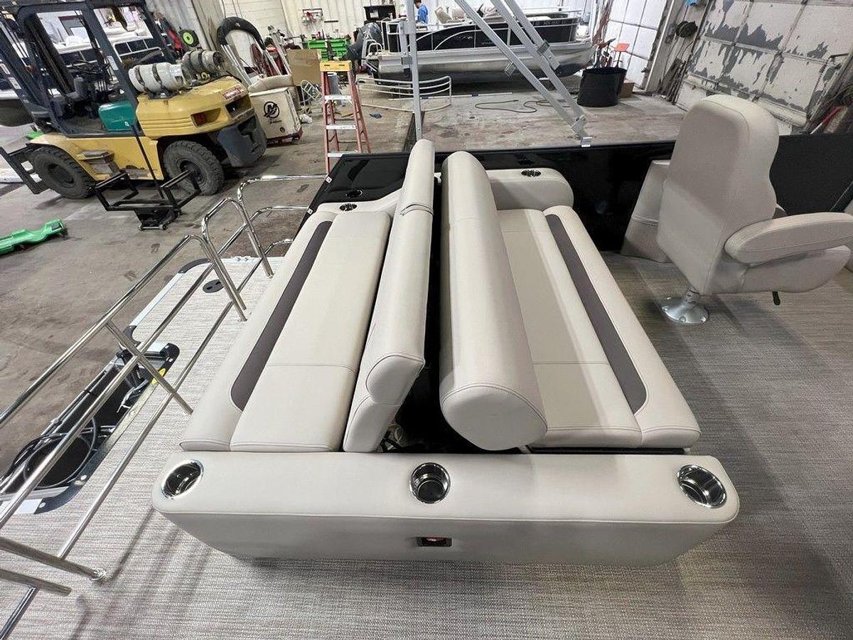 2025 Bentley Pontoons Legacy 200 Swingback & Honda 4-Stroke EFI