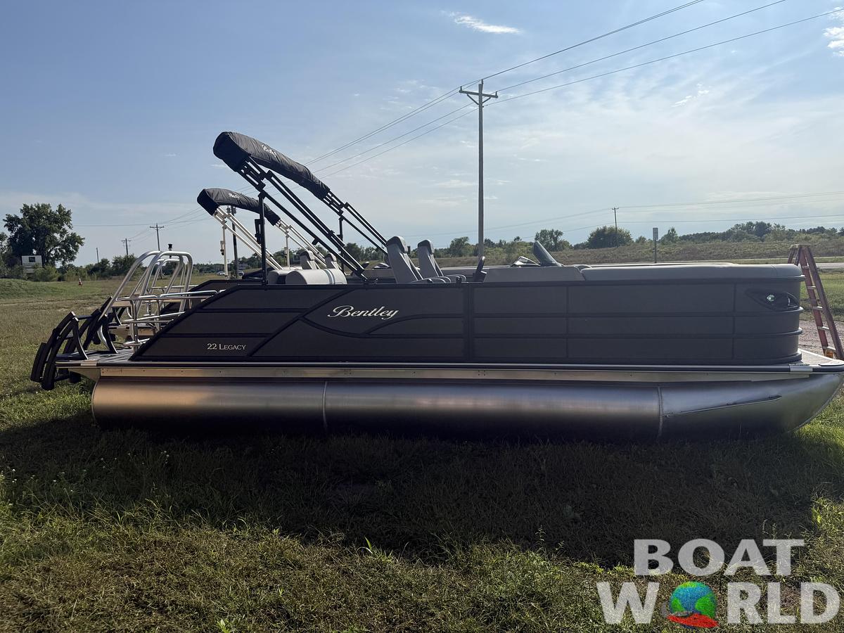 2026 Bentley Pontoons Legacy 223 Swingback Tritoon & Honda 4-Stroke EFI