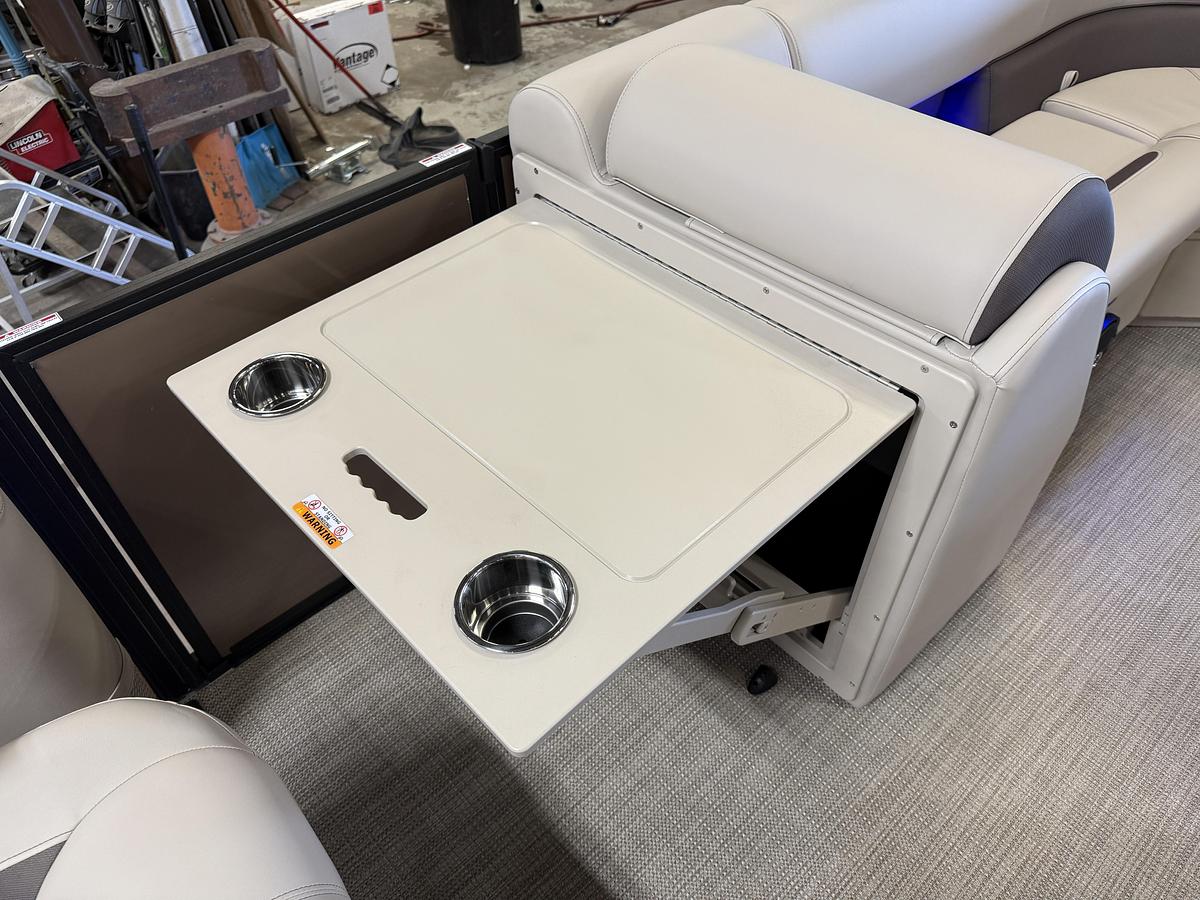 2025 Bentley Pontoons Legacy 223 Swingback Tritoon & Honda 4-Stroke EFI