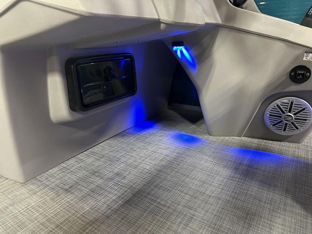 2025 Princecraft Vectra 23 RL Swingback Lounge Pontoon & Mercury 4-Stroke EFI