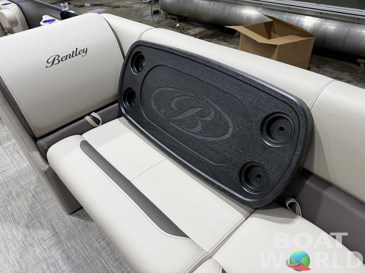 2026 Bentley Pontoons Legacy 220 Swingback 