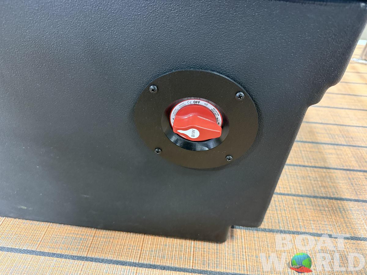 2026 Bentley Pontoons Legacy 223 QSB Swingback Tritoon 