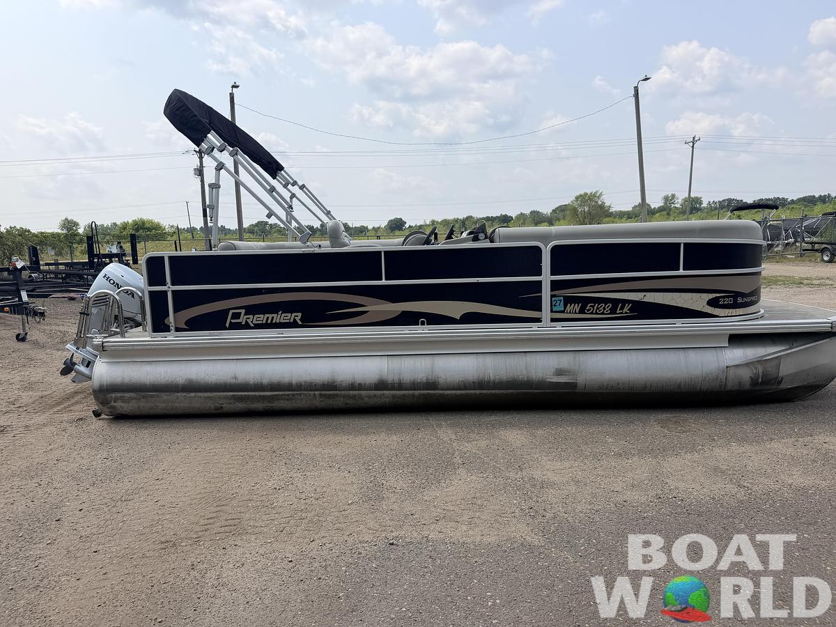 Used 2016 Premier 220 SunSpree & 50HP Honda 4Stroke -$24,995