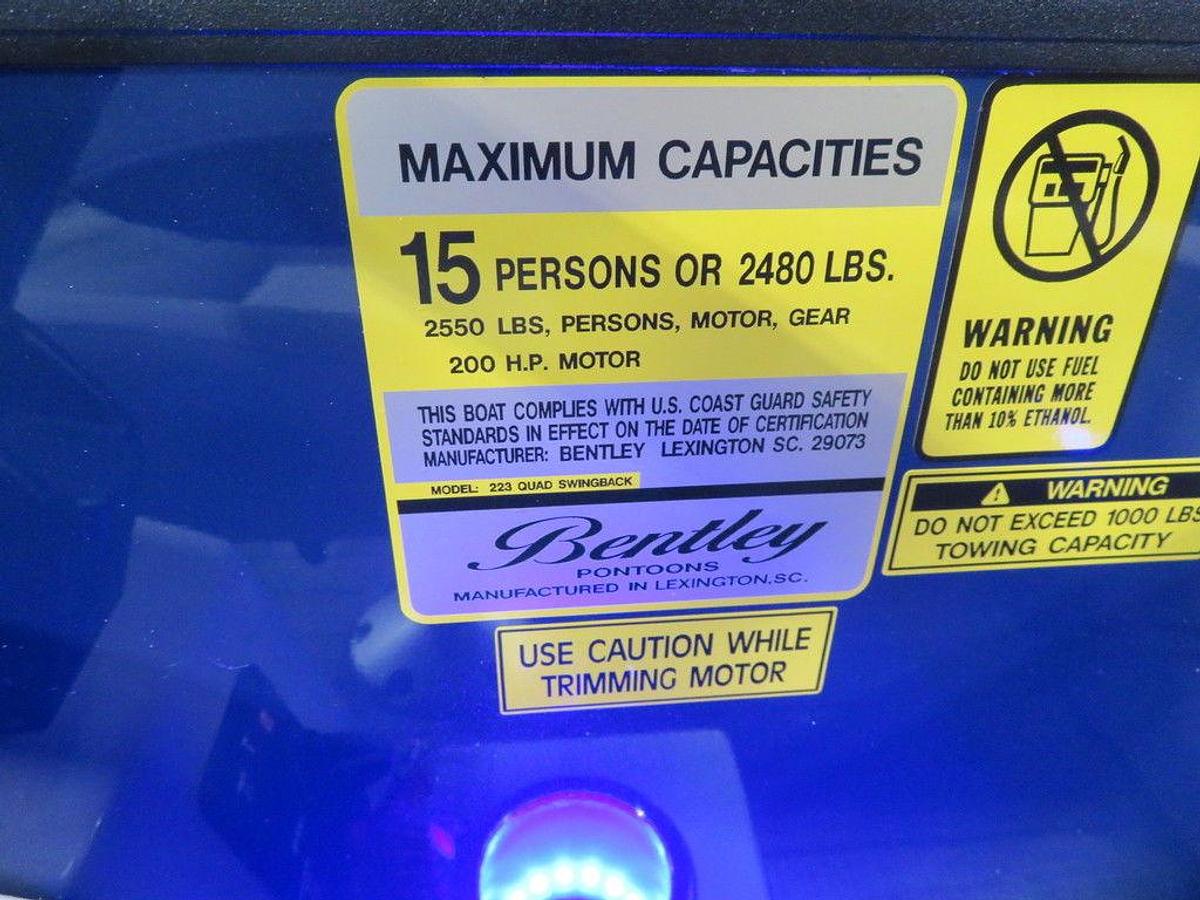2025 Bentley Pontoons Legacy 223 QSB Swingback Tritoon & Honda 4-Stroke EFI