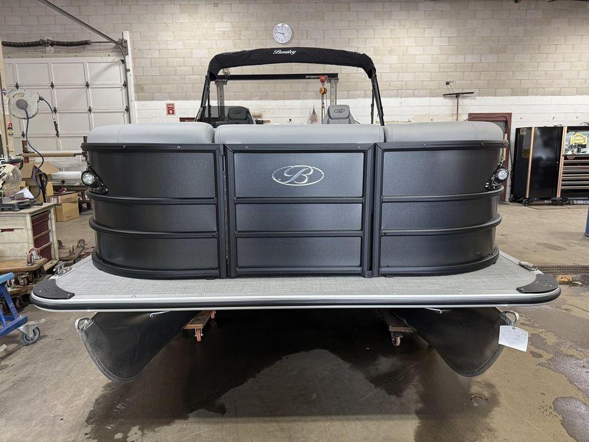 2025 Bentley Pontoons Legacy 220 Navigator Quad Lounge & Honda 4-Stroke EFI