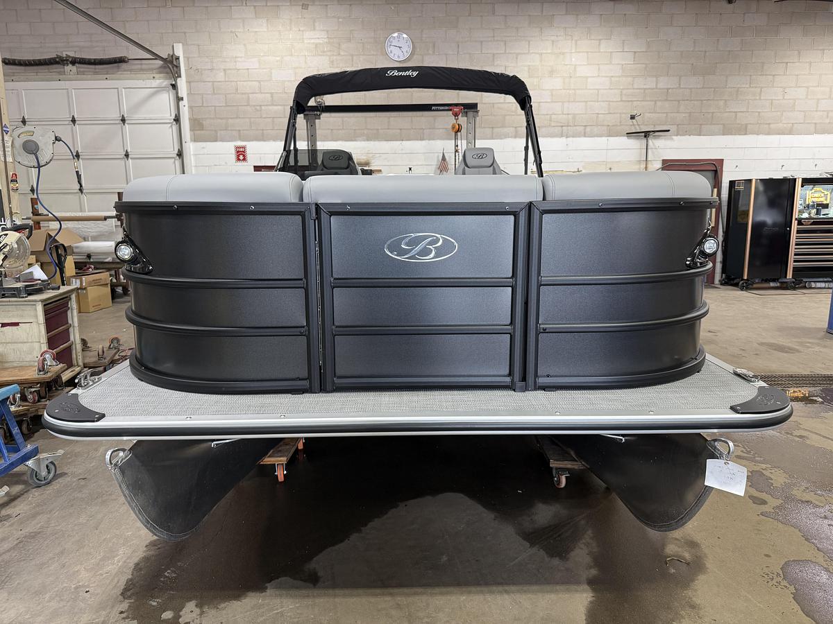 2025 Bentley Pontoons Legacy 220 Navigator Quad Lounge & Honda 4-Stroke EFI