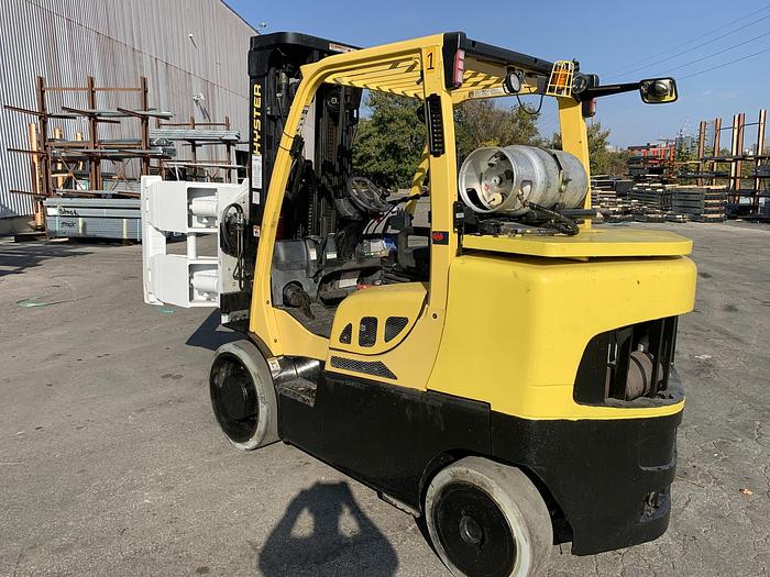Used 13,500 POUND HYSTER FORKLIFT WITH CASCADE ROLL CLAMP