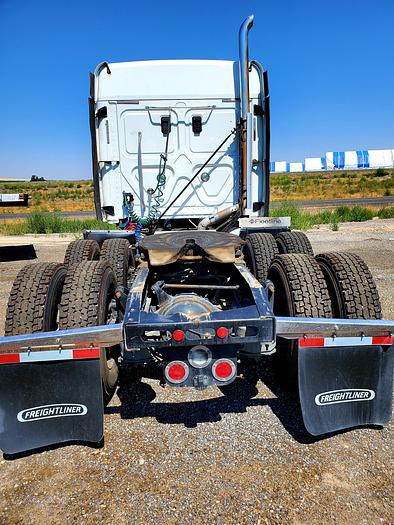 Used 2017 Freightliner Cascadia Truck w/ Sleeper