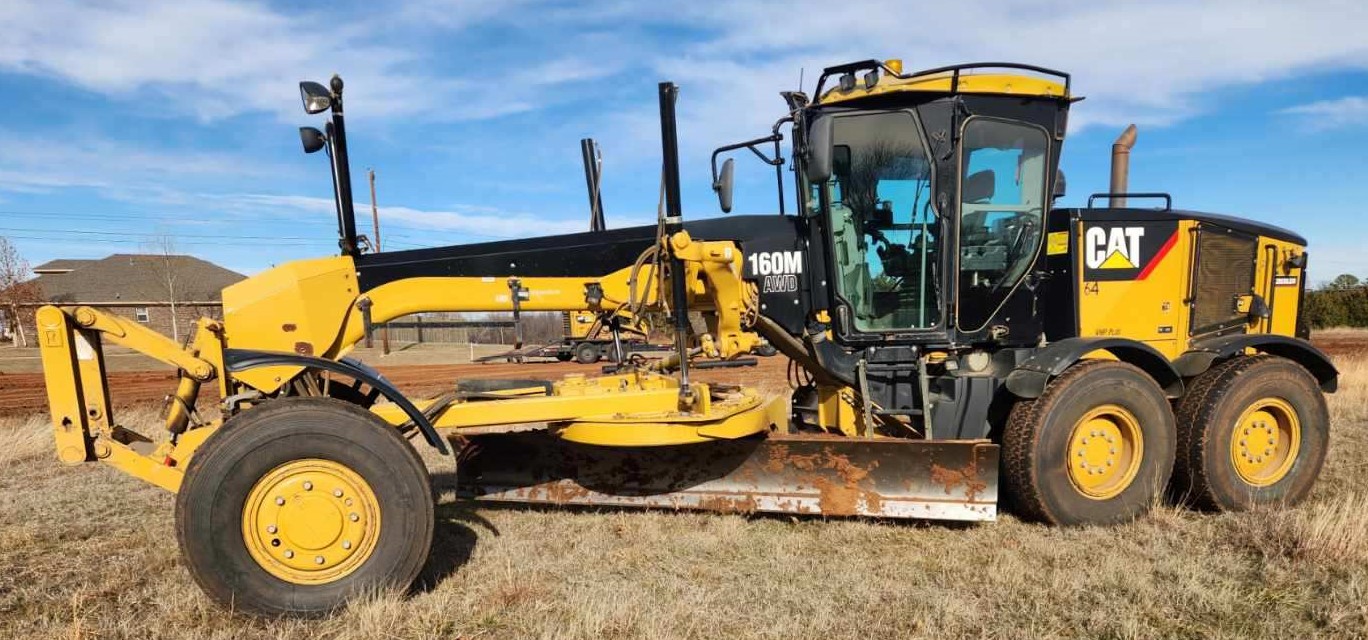 Used 2010 Caterpillar 160M with 14' board and removable snow wing