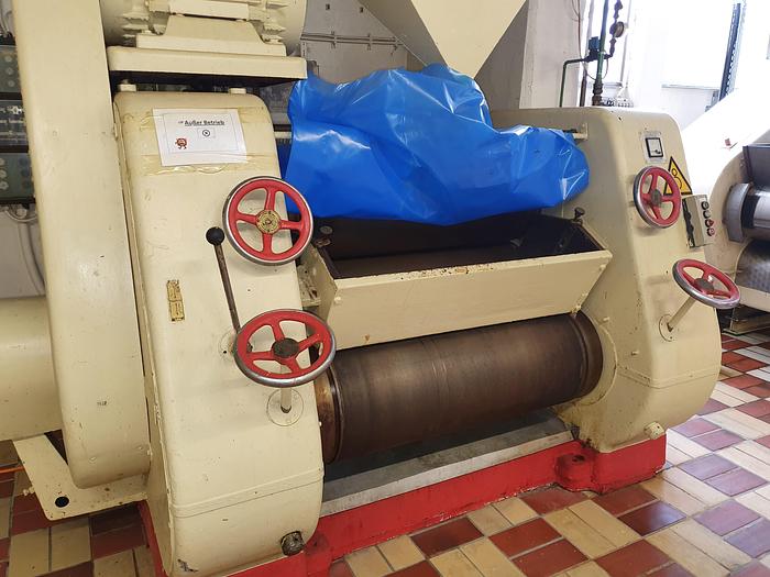 Used three-roll refiner BAUERMEISTER type DW-51 with approx. 1000 mm roll width.