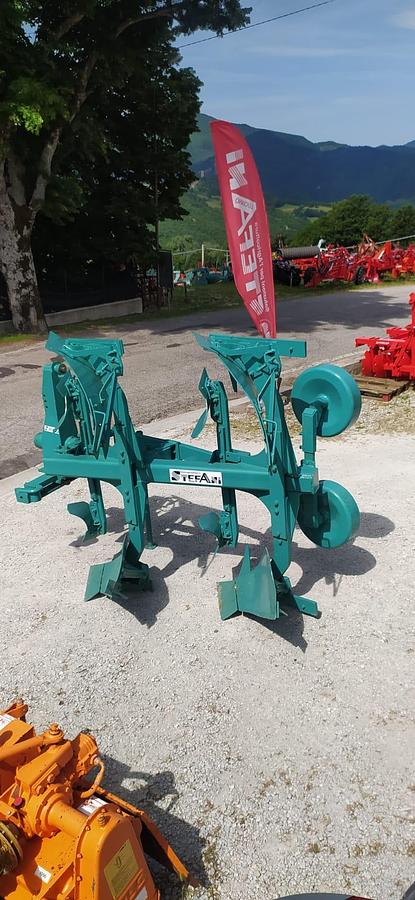 Usato Aratro bivomere Reversibile 2+2 Emmegienne 60