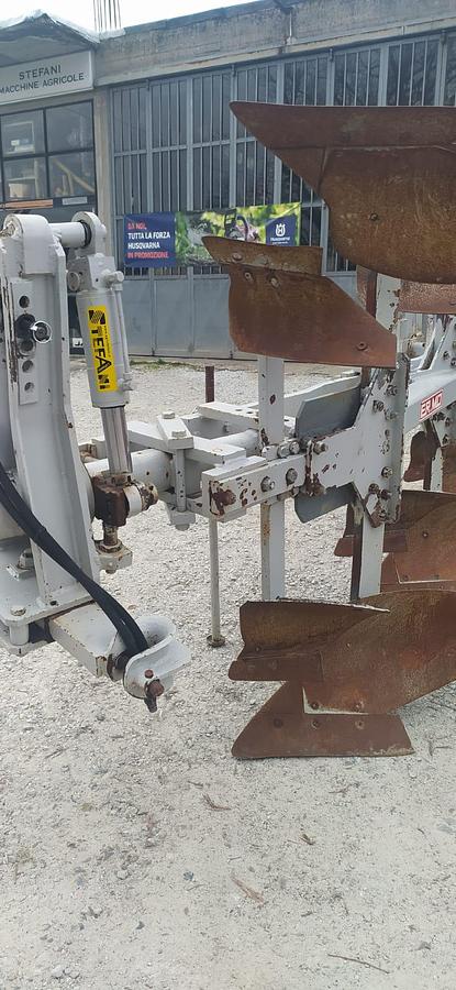 Used Aratro Trivomere Reversibile entro solco ERMO TS3 94