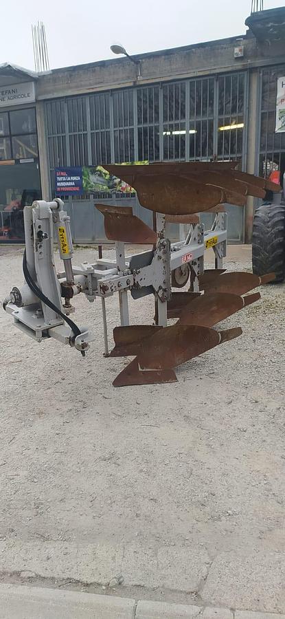 Used Aratro Trivomere Reversibile entro solco ERMO TS3 94