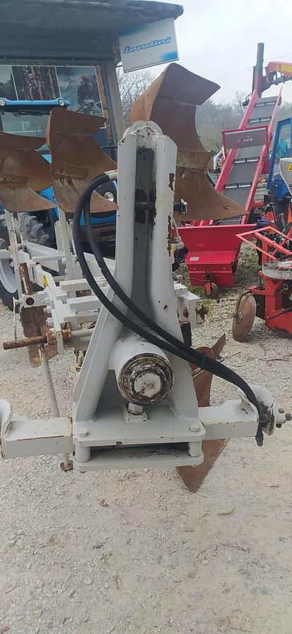 Used Aratro Trivomere Reversibile entro solco ERMO TS3 94