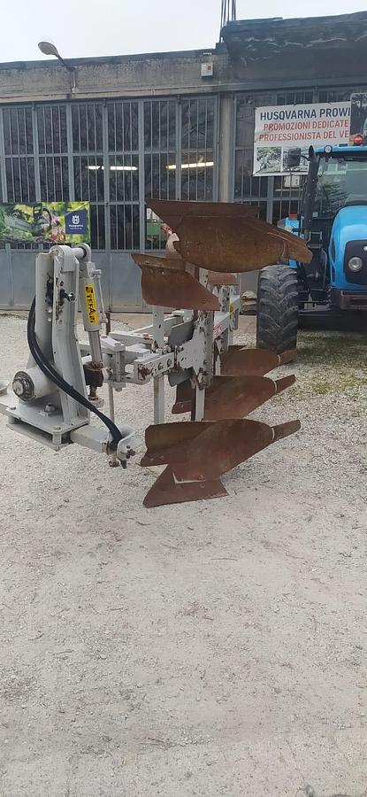 Used Aratro Trivomere Reversibile entro solco ERMO TS3 94