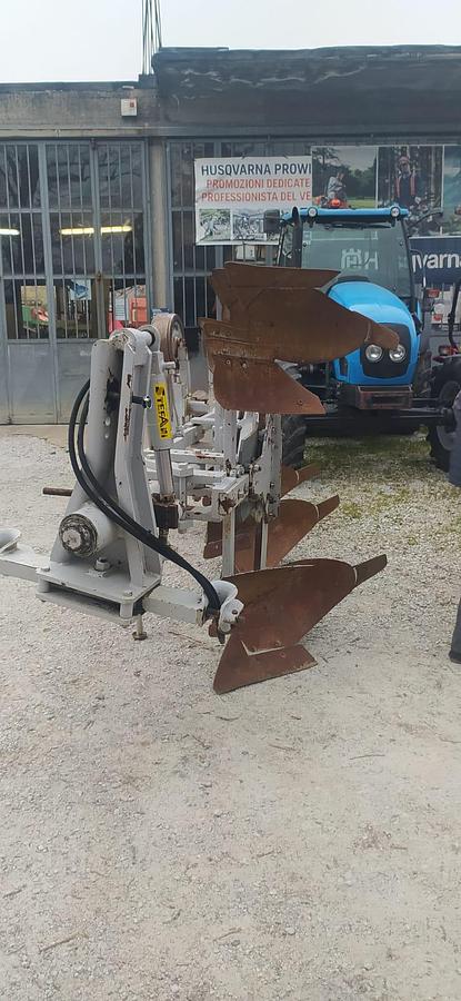 Used Aratro Trivomere Reversibile entro solco ERMO TS3 94