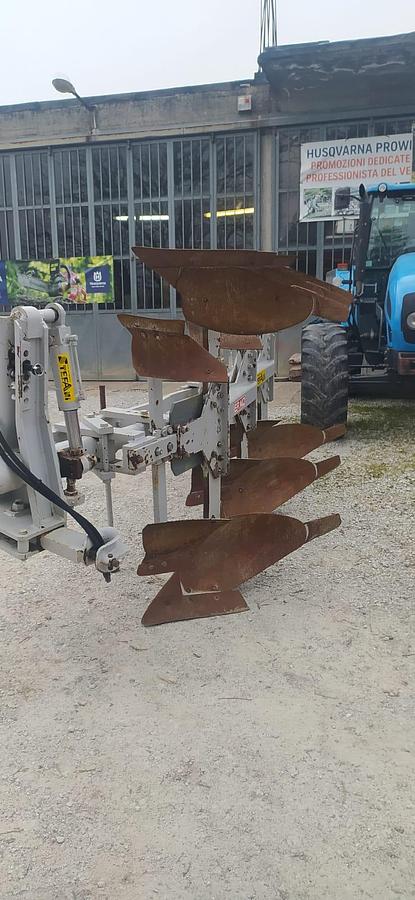 Used Aratro Trivomere Reversibile entro solco ERMO TS3 94