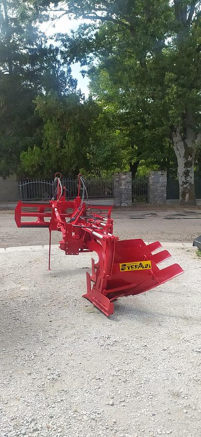 Used Aratro trivomere Entro/Fuori solco   2005 Sider.man  AM3VI+ BEFMI
