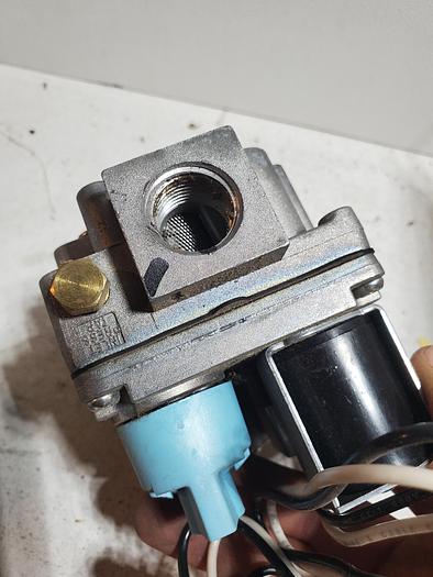 Used White Rodgers Carrier Gas Valve 36E39A 201 *FREE SHIPPING* (K2)