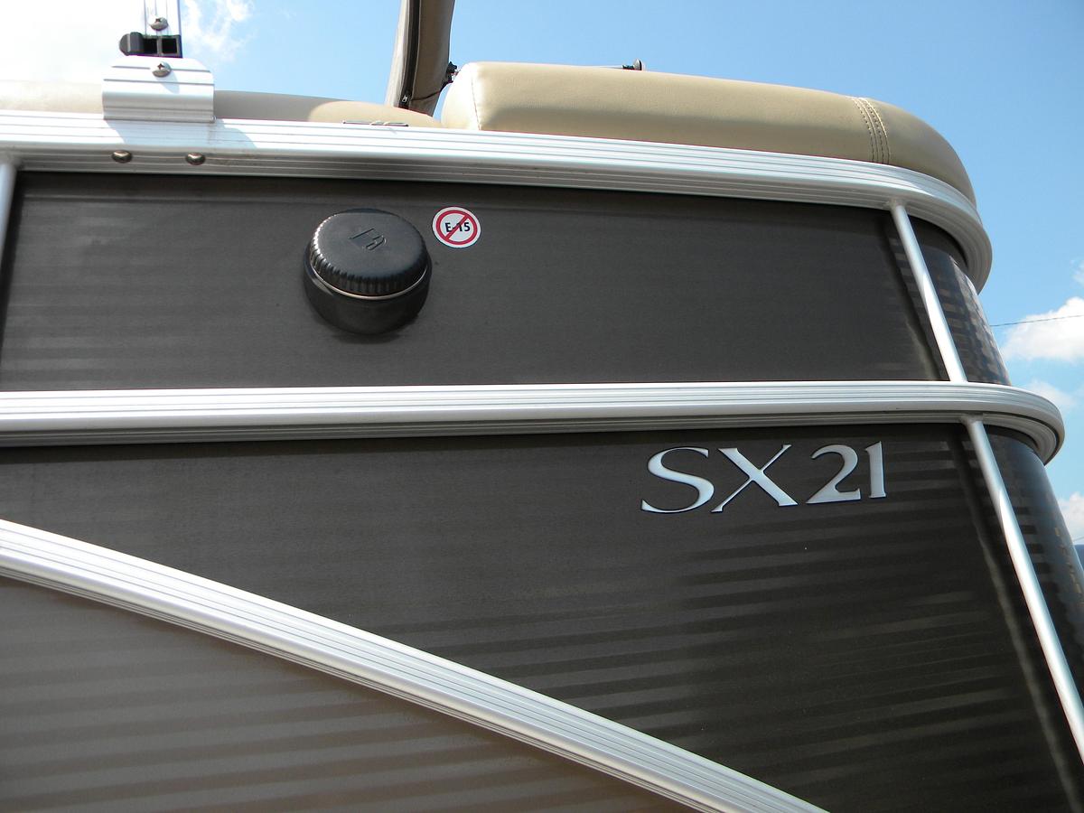 Used 2017 BENNINGTON 21SXL