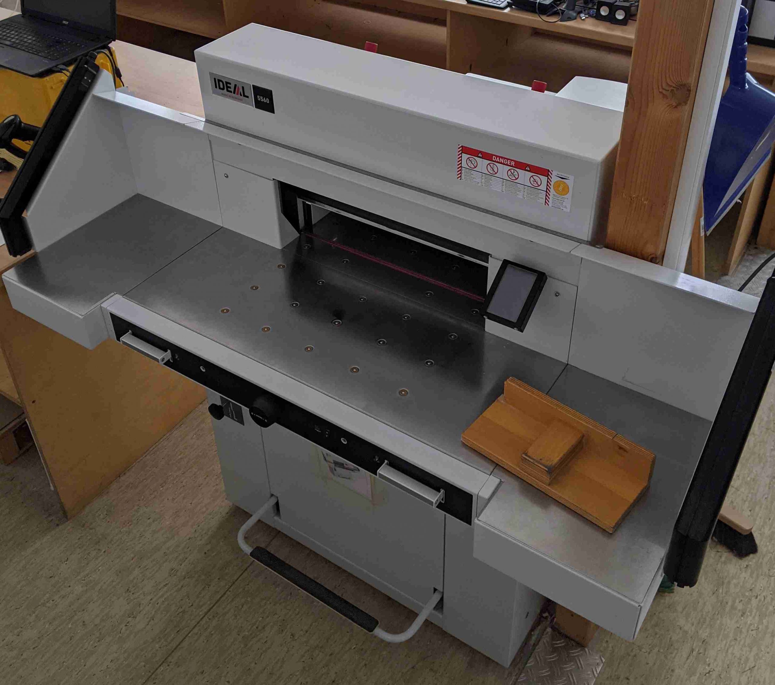 Used Cutting machine IDEAL 5560 with air table and side tables 5560