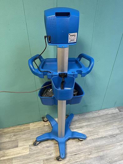 Used GE Carescape V100 DINAMAP Patientenmonitor auf Trolley mit Blutdruckmanschette