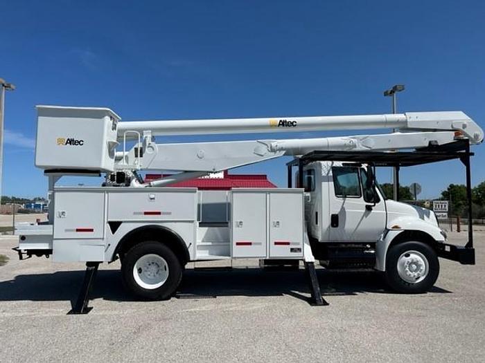 Used ALTEC AA755L 60FT MATERIAL HNDLER 2 MAN BUCKET ON 2006 INTERNATIONAL4300 BOOM TRUCK