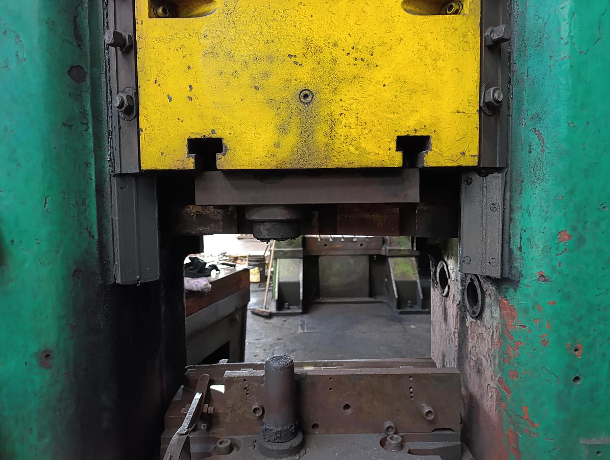 Used 400 tons Press Trimming VEB Heckert PKZ400.1