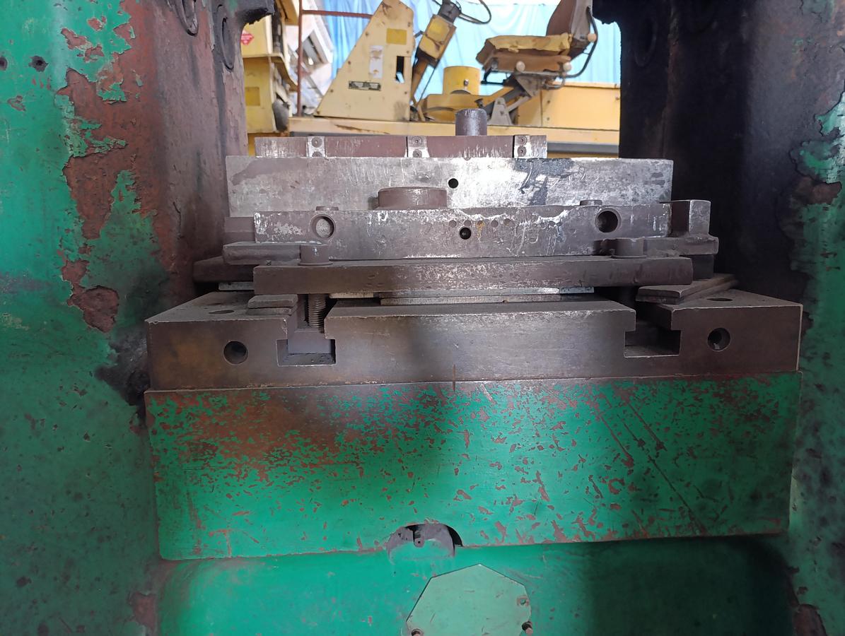 Used 400 tons Press Trimming VEB Heckert PKZ400.1