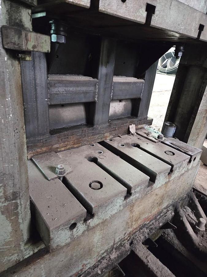 Used 630 tons Press Sheet Stamping Hydraulic Dnepropress PB7738