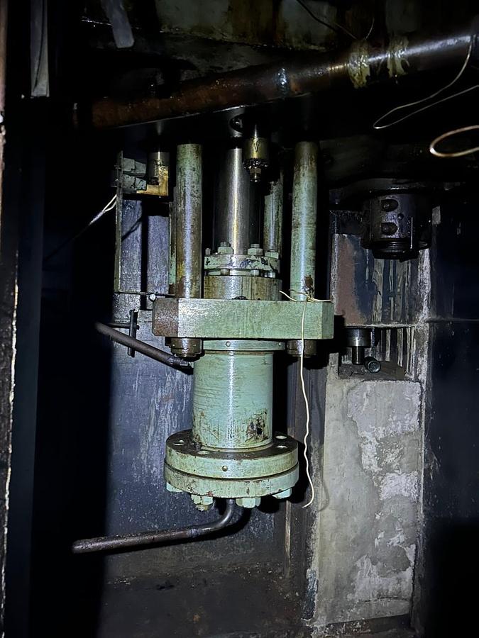 Used 630 tons Press Sheet Stamping Hydraulic Dnepropress 7738