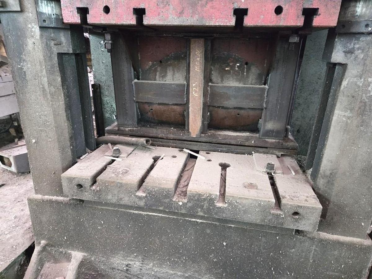 Used 630 tons Press Sheet Stamping Hydraulic Dnepropress PB7738