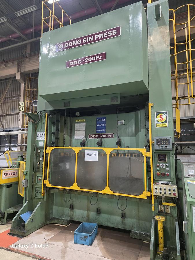 Used 300 tons Press Sheet Stamping Mechanical TongMyung