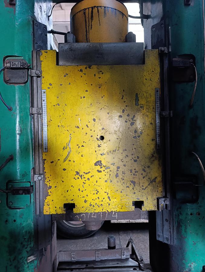 Used 400 tons Press Trimming VEB Heckert PKZ400.1