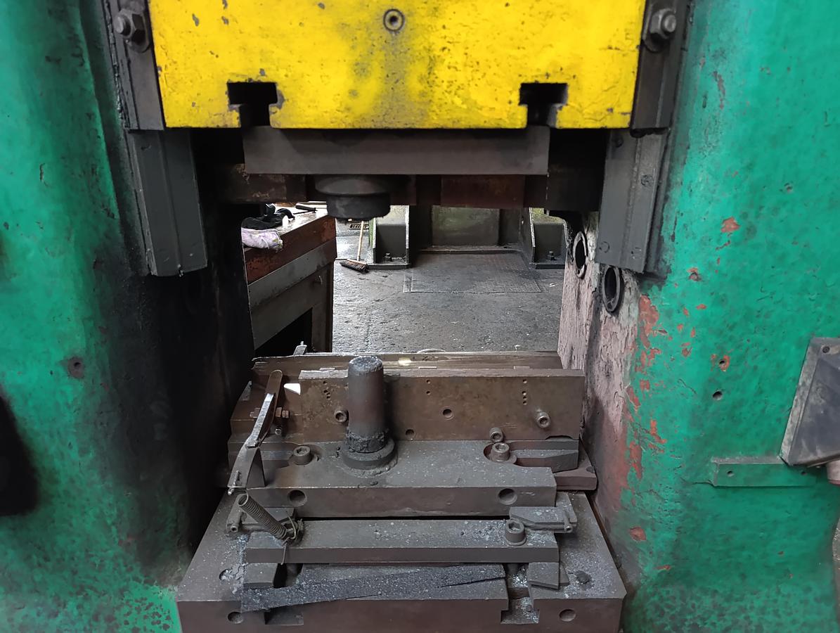 Used 400 tons Press Trimming VEB Heckert PKZ400.1