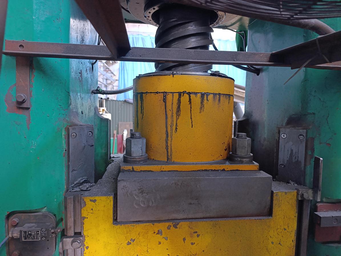 Used 400 tons Press Trimming VEB Heckert PKZ400.1