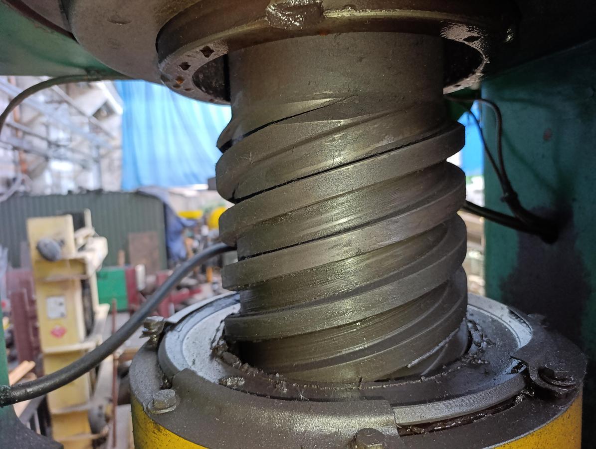 Used 400 tons Press Trimming VEB Heckert PKZ400.1