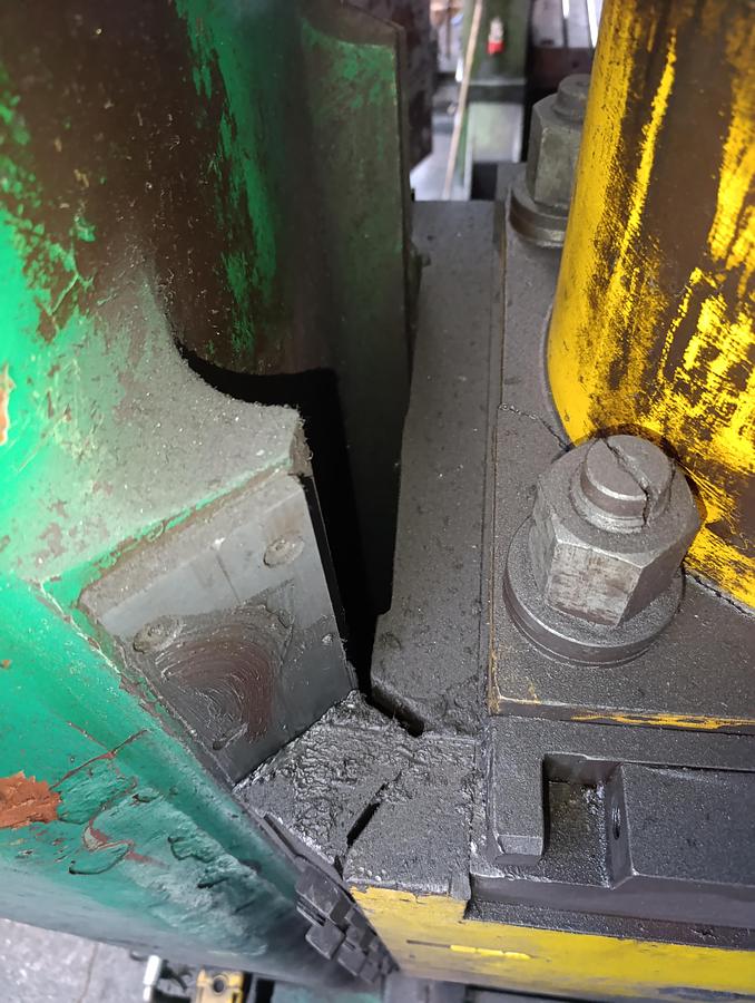 Used 400 tons Press Trimming VEB Heckert PKZ400.1