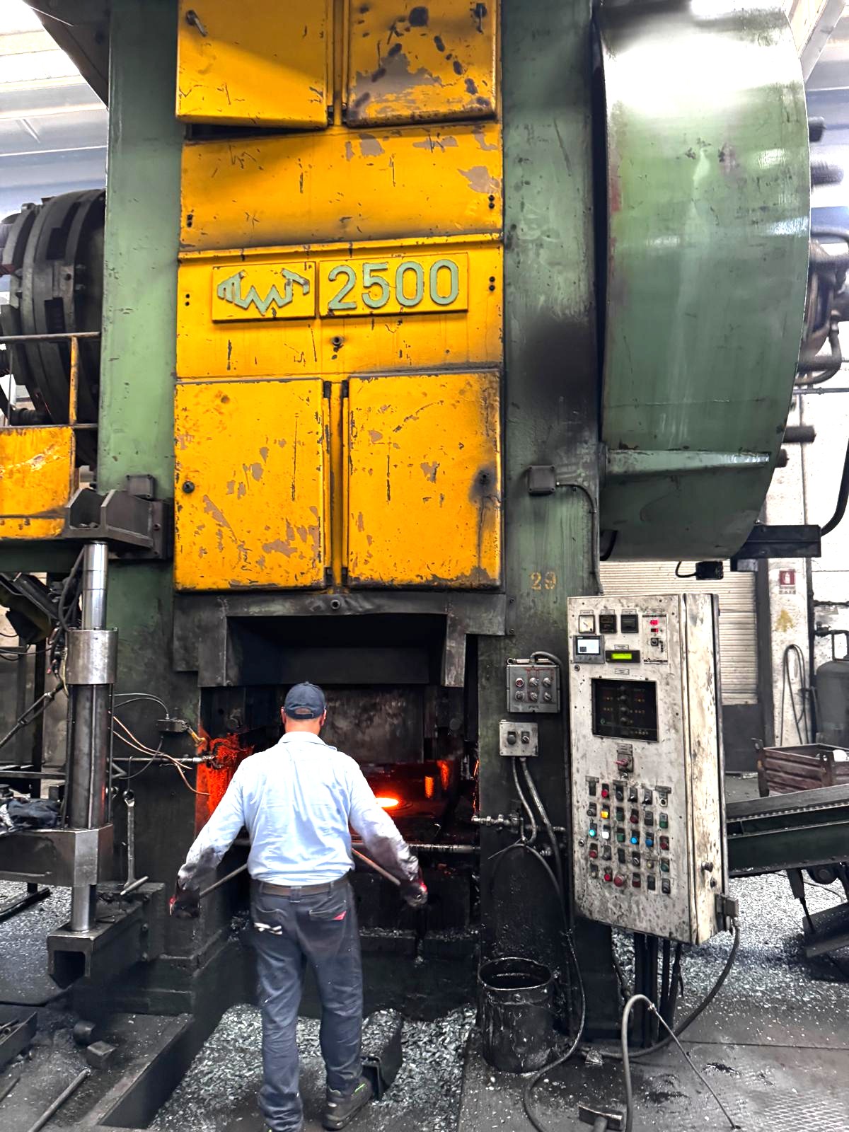 Used 2500 tons Press Hot Forging KB8544