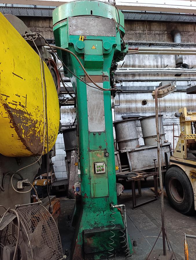 Used 400 tons Press Trimming VEB Heckert PKZ400.1