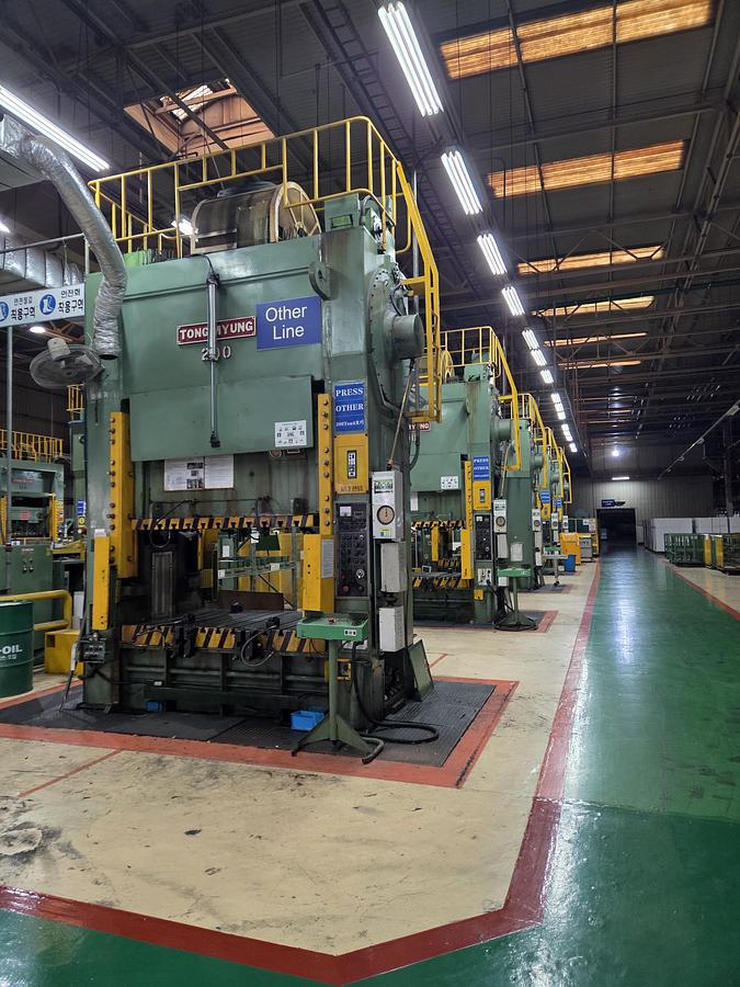 Used 300 tons Press Sheet Stamping Mechanical TongMyung