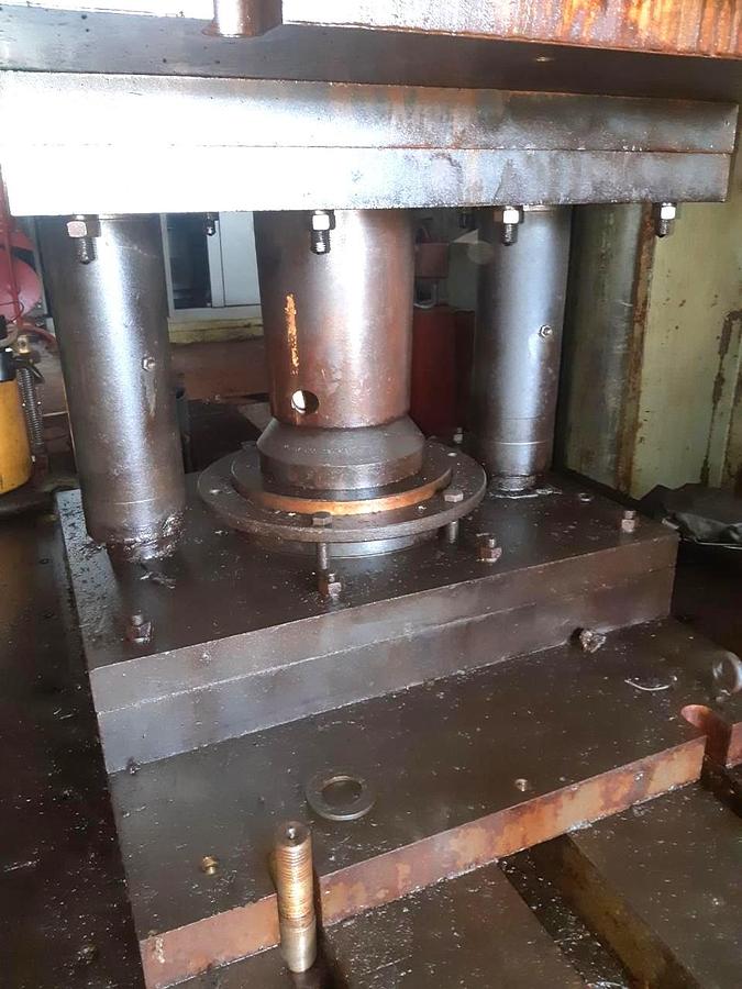 Used 630 tons Press Sheet Stamping Hydraulic Dnepropress 7738